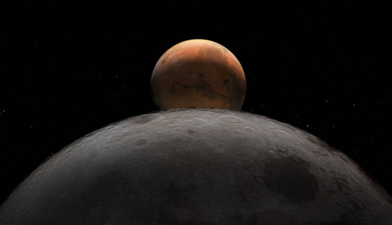 NASA與歐洲太空總署正在準備人類首次登陸火星的任務，但科學家擔心太空人返回地球時，恐將外星病毒一併帶入地球。圖片正中間較小的星球為火星。   圖：擷取自NASA官網