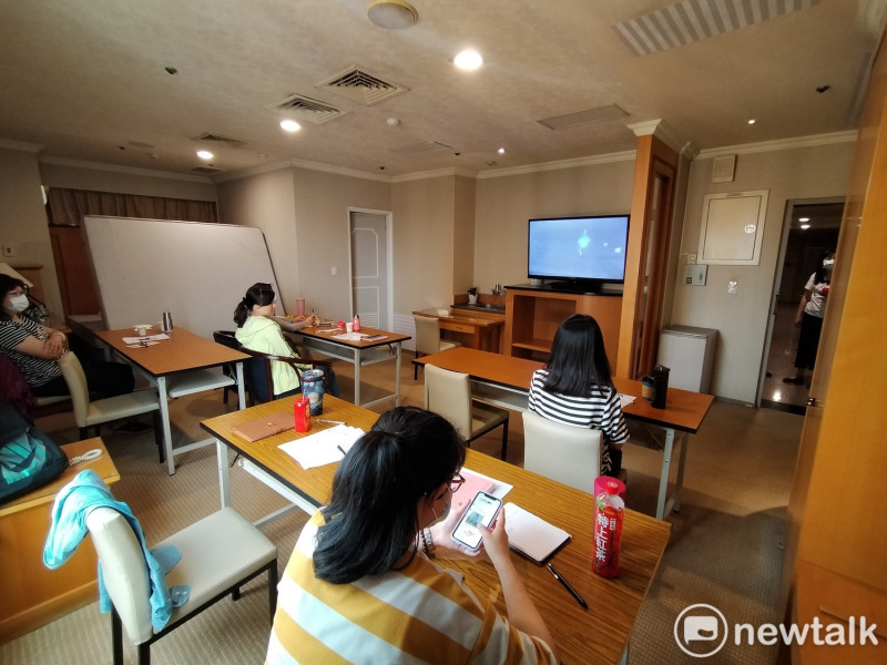 台中市旅館商業同業公會的課程採分流方式，包括客房內也可以視訊上課。   唐復年/攝