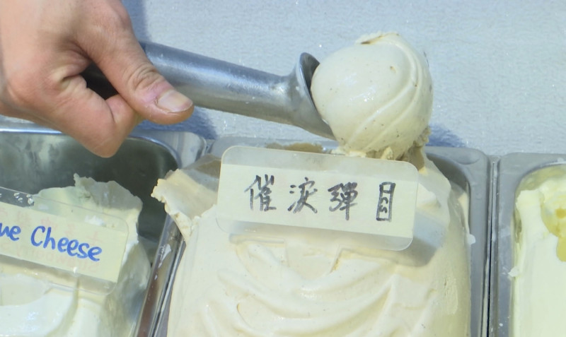 香港店家推出催淚彈口味冰淇淋，提醒人們不要忘記充滿在反送中行動之中的氣味。   圖：達志影像／美聯社