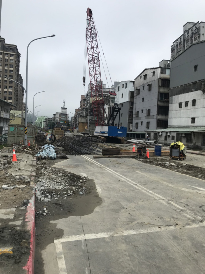 汐止區同興路穿越高速公路工程現場，5月18日至20日夜間22時至隔日6時，市府將封閉福德三路進行水管遷移。   圖：新北市政府工務局／提供