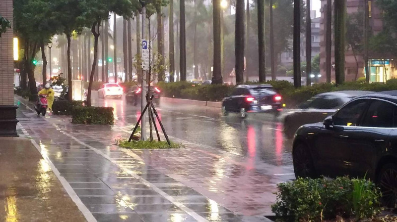 中央氣象局發布大雨特報，全台10縣市嚴防強降雨。   圖：謝佳真／攝