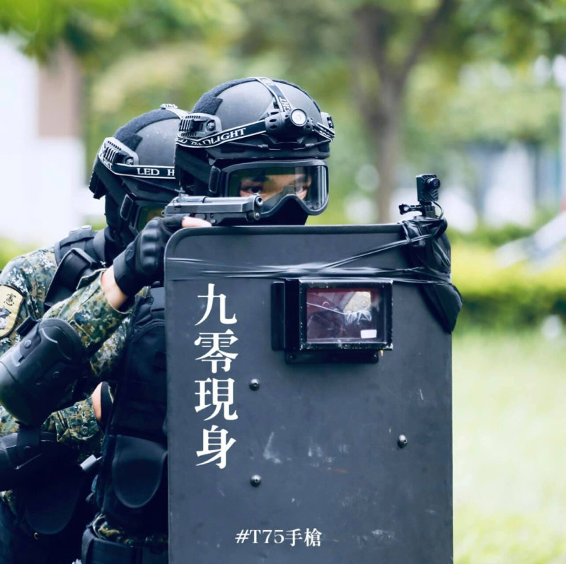 台灣迎來第9天零確診，國防部臉書秀出90手槍來慶祝。   圖：國防部發言人臉書