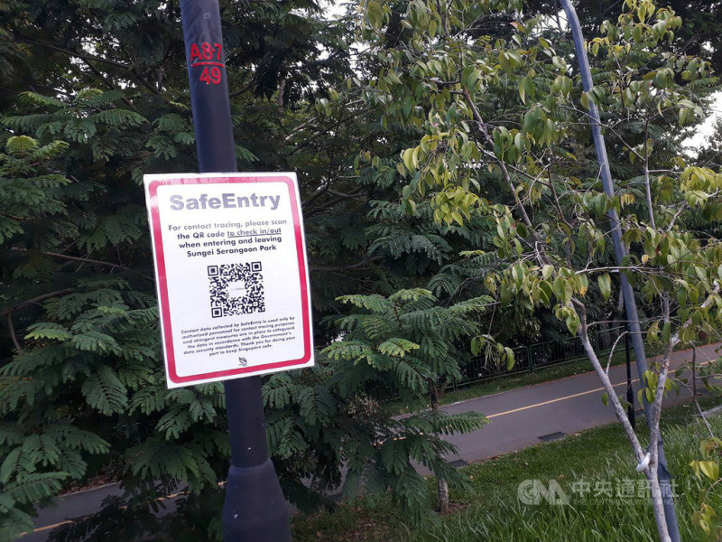 新加坡國家公園局在全島公園與公園連道，張貼超過500個訪客登記系統的QR Code告示，鼓勵進出公園掃描QR Code，圖為盛港地區公園的訪客登記系統告示。   圖/中央社