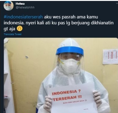 印尼社群網站最近的熱門標籤之一是「印尼隨便啦」。穿防護衣的醫護人員紛紛上傳拿著寫下這個心情的照片，表達對政府防疫政策不一及民眾不遵守社交距離的不滿。   圖 : 翻攝自推特