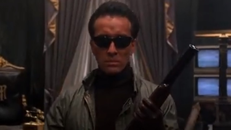 吉諾‧西瓦於80年代好萊塢黑幫電影《疤面煞星》中飾演冷面殺手。   圖：翻攝YouTube