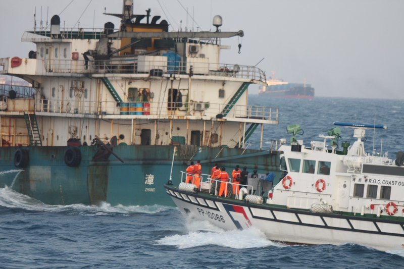 中國盜砂船在澎湖海域作業，遭海巡人員查緝。   圖 : 翻攝自澎湖海巡隊
