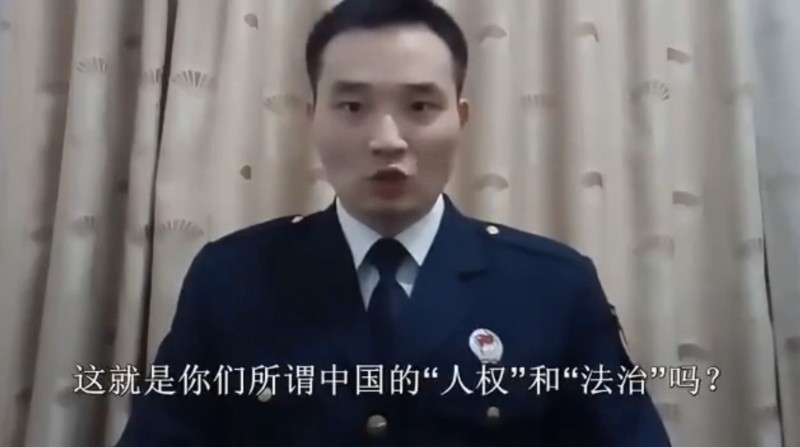 中國解放軍一名海軍退役士官趙虎最近因為母親的房屋被強制徵收，還受到法院不合理對待，他指控這些都是非法行為，卻申訴無門，氣得拍攝影片痛罵：「這就是你們所謂中國的人權和法治嗎？」   圖：翻攝YouTube