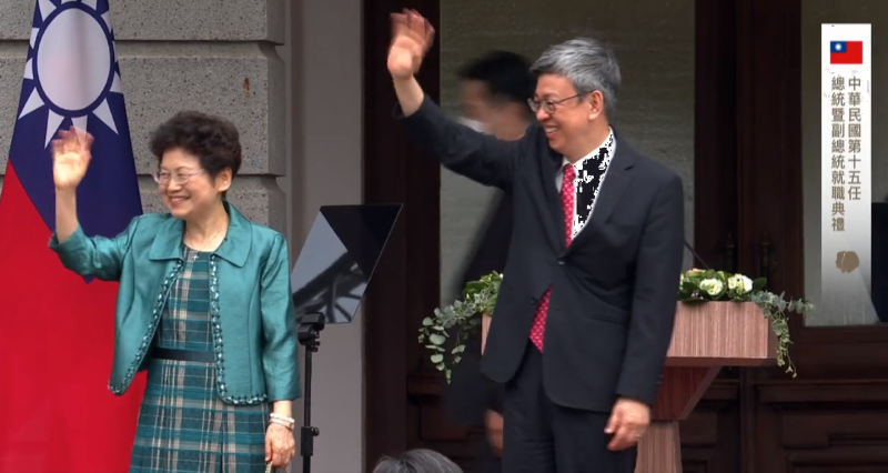 陳建仁在今天卸任副總統，他與羅鳳蘋揮手向大家致意。   圖：翻攝自蔡英文臉書直播