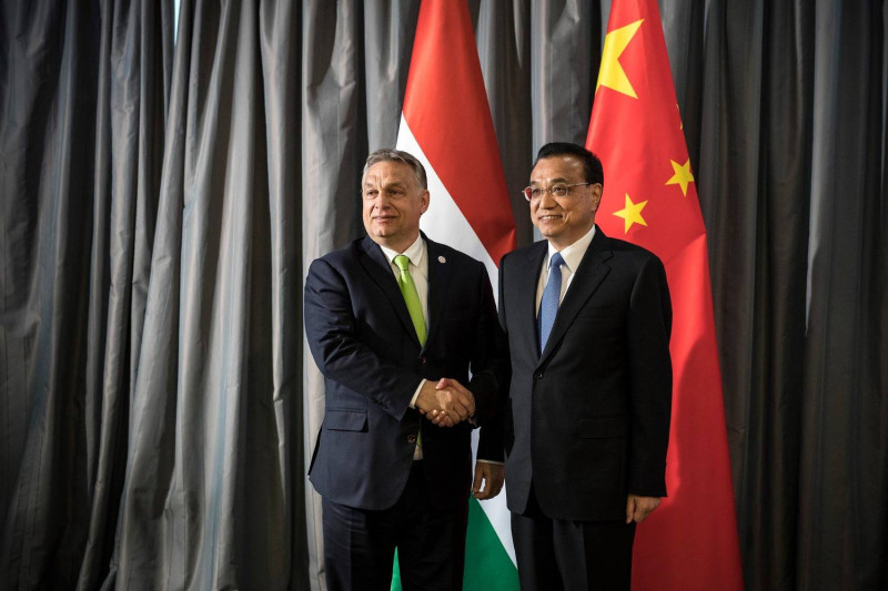 匈牙利總理奧班（左）與中國關係一向良好，圖為2019年，他會晤中國總理李克強。   圖：翻攝自奧班臉書