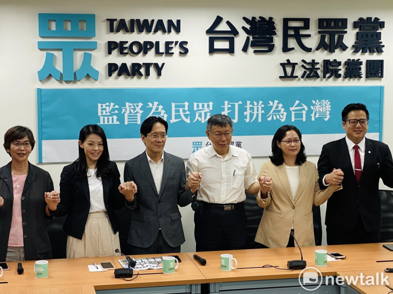 台灣民眾黨主席柯文哲與5位黨籍立委於黨團發表短講。   圖：周煊惠 ／攝（資料照）
