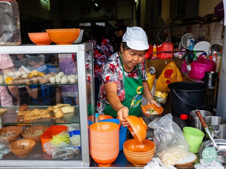 近年來，許多熱心店家自主發起「愛心待用餐」幫助有需要的民眾。   圖：食力／提供