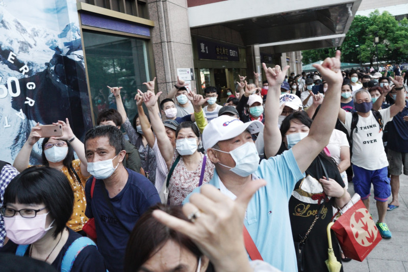 排隊等著領罷韓布條的民眾高舉6月6日罷韓的手勢。   圖：張良一/攝