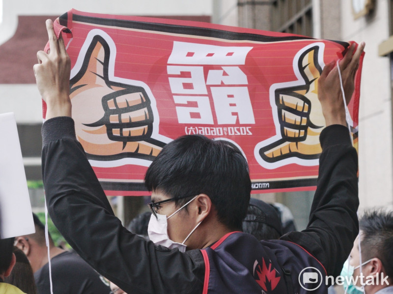 一位支持罷韓民眾高舉罷字布條。   圖：張良一/攝