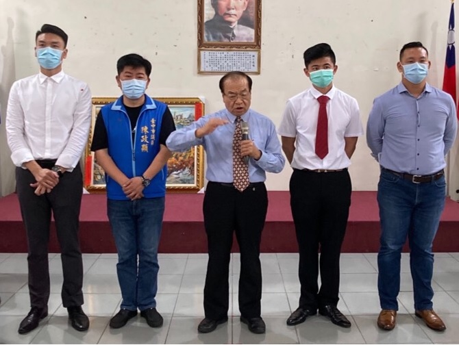 國民黨台中市黨部新任主委率年輕幹部亮相，左一為許育璿，左二陳政顯，右二張東玄，右一涂力旋。   國民黨台中市黨部/提供