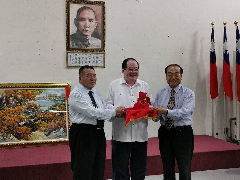 秘書長李乾龍主持交接典禮。 國民黨台中市黨部/提供
