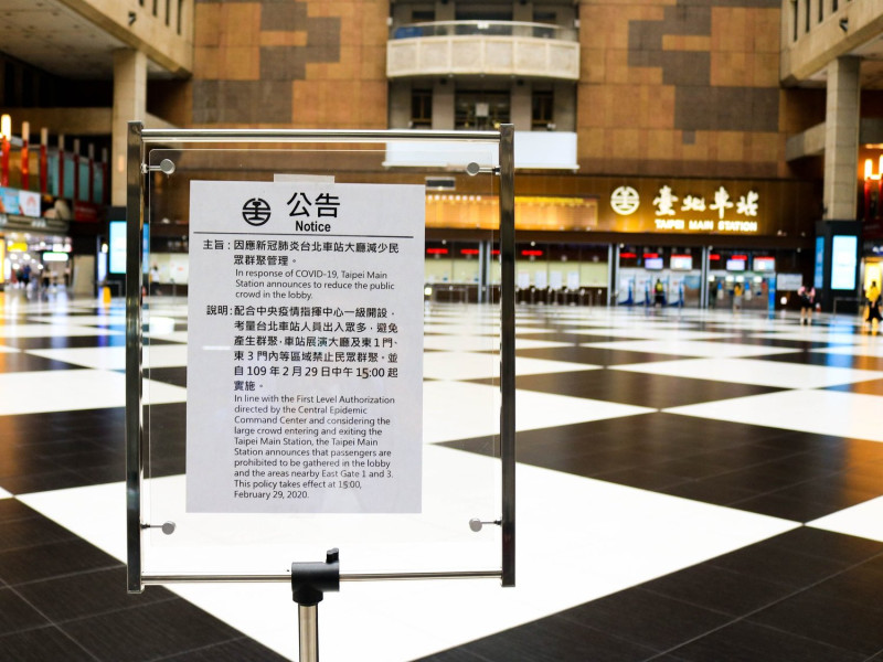 台北車站大廳因應防疫，禁止民眾席地而坐，傳出未來將永久禁止，引發民眾討論。   圖：翻攝柯文哲臉書