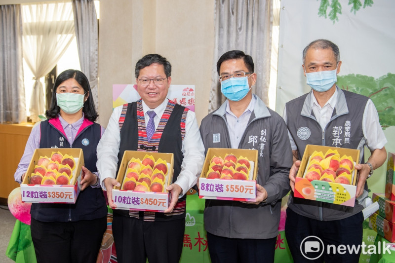 桃園市政府行銷拉拉山媽媽桃，鼓勵民眾多利用網路下單訂購或至實體展售點挑選購買。   圖：林昀真/攝