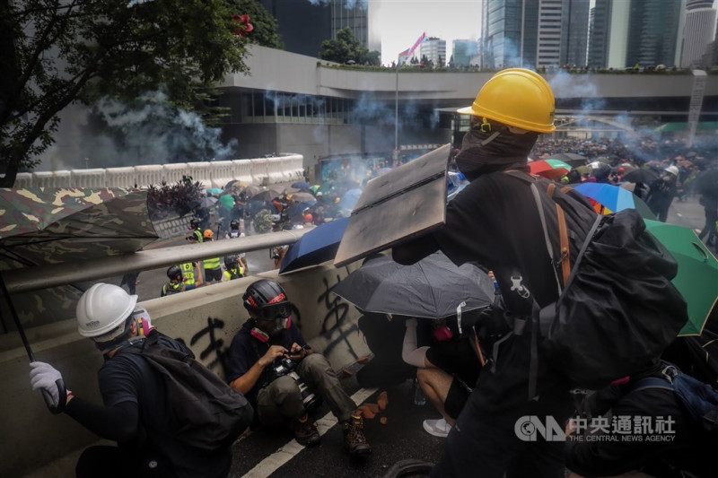 香港2019年6月爆發「反送中」抗爭，港府之後撤回備受爭議的逃犯條例修訂草案，但抗爭並未落幕，示威者堅持實現普選、獨立調查警方濫權等訴求。   圖：中央社／提供（資料照片）
