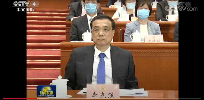 國務院總理李克強今日於兩大閉幕式後召開國際記者會，就兩岸關係他表示，中國對台灣的方針一直是「一個中國」、「九二共識」，在此前提下，歡迎台灣各黨派人士開啟對話。   圖：翻攝自CCTV  YouTube（資料照）