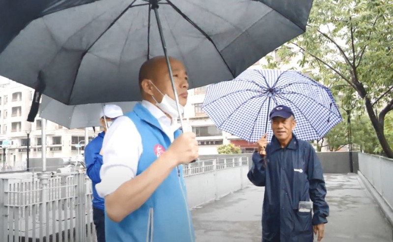 高雄市長韓國瑜今天視察高市區淹水情災。   圖：高雄市政府/提供