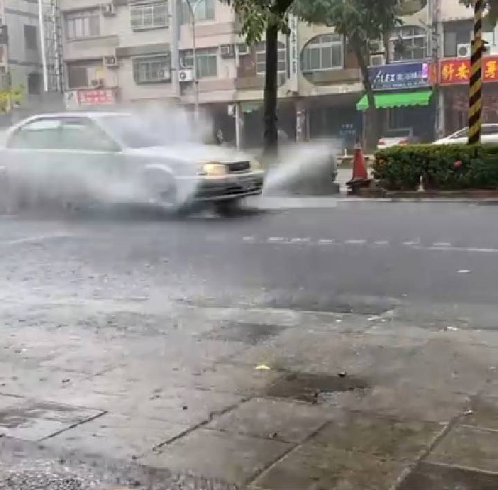 林智鴻服務處前汽車涉水而過濺起慢水花。   圖：翻攝林智鴻臉書