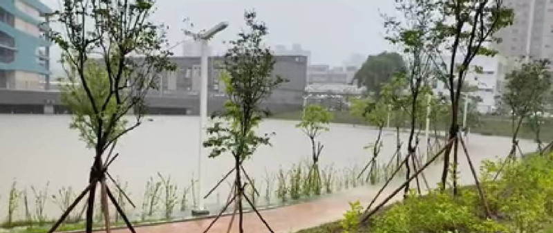 十全滯洪池發揮作用，三民區正興里目前未淹水。   圖：翻攝裕成臉書