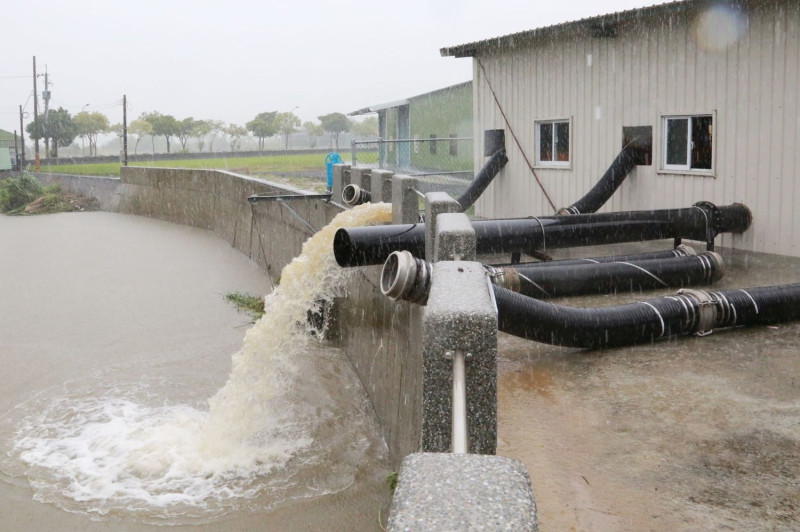 「農田水利災害防救系統」，將協助基層農民維護灌溉閘門及農田排水，於汛期期間保持功能正常及暢通。(示意圖)   圖：台南市政府/提供