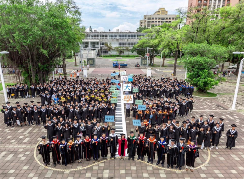 成大畢業生在校園前合照。   圖：翻攝自成大臉書(資料照片)