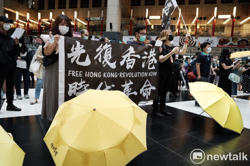 眾人齊唱「願榮光歸香港」。   圖：張良一/攝