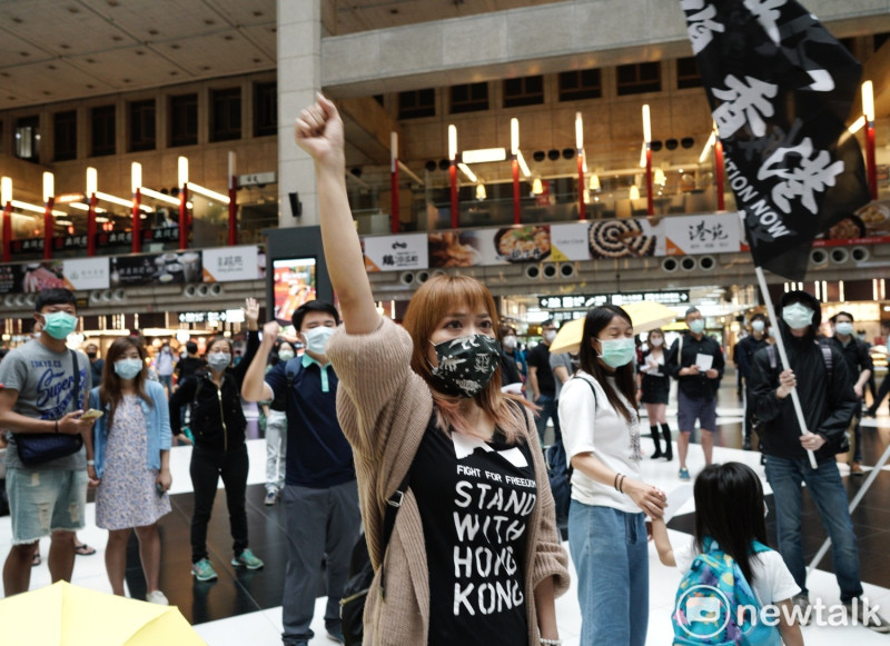 香港學生和民眾高喊：「光復香港 時代革命」等口號。   圖：張良一/攝