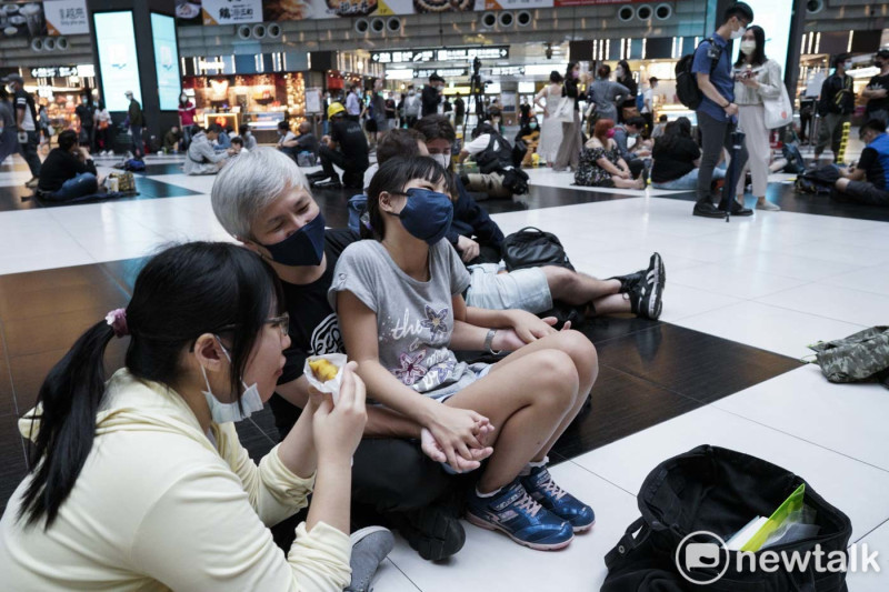 年輕人以行動支持坐爆台北車站行動。   圖：張良一/攝