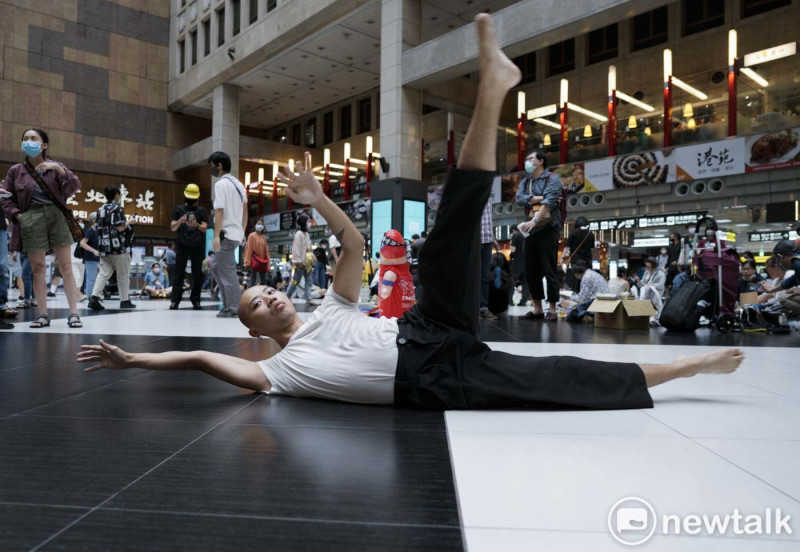 北藝大藝術跨領域研究所碩ㄧ學生陳昱青在大廳內，以即興舞作相挺坐爆台北車站行動。   圖：張良一/攝
