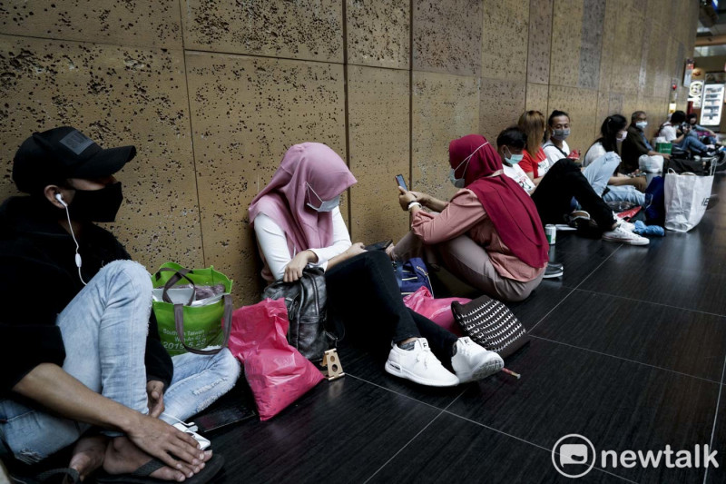 不少來自印尼的移工他們沒有坐在大廳正中央，與台灣年輕人同歡，而是選擇在車站大廳的角落，與好友們聚會。   圖：張良一/攝