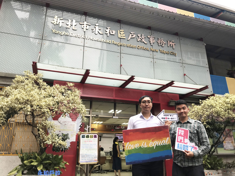 黃先生及張先生到永和戶政事務所辦理同性結婚登記。    圖：新北市民政局提供