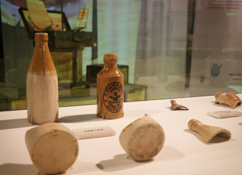 來自歐美國家的薑汁啤酒罐，具有百年以上的歷史。   圖：十三行博物館提供