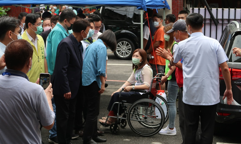 總統蔡英文24日問候車禍腳指骨折的新北市議員張維倩。   圖：林朝億/攝影