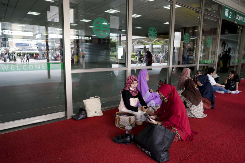 來自印尼的穆斯林移工在台北車站南二門出口外席地而坐，一起慶祝開齋節。（示意圖）   圖：張良一/攝(資料照)