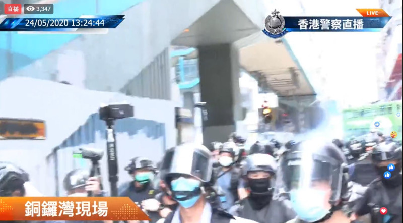 自遊行活動開始不到半小時，警方就發射2枚催淚彈，令在場民眾和記者措手不及。   圖：翻攝自香港警察臉書