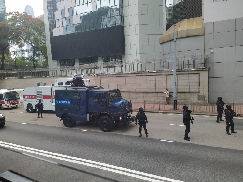 港警水砲車和裝甲車稍早於香港警察總部前待命，目前已開往軒尼詩道。   圖：翻攝自香港突發事故報料區