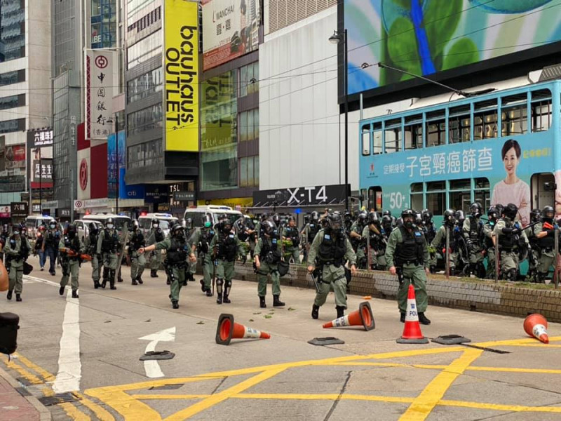 香港警方出動上千名警力，並於下午1時25分接連發射2枚催淚彈。   圖：翻攝自香港突發事故報料區