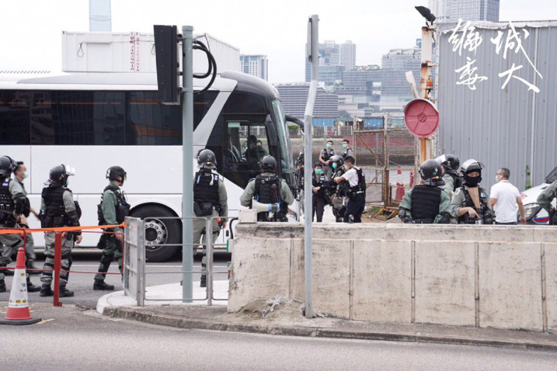 現有約20名市民，被警方帶上兩輛車牌為UY4357及UV5742的白色旅遊巴士。   圖：翻攝自香港城市大學學生會編輯委員會