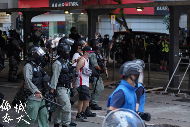 國安法實施至今已大規模捉捕97人。圖為反送中運動時，港警大規模搜捕行動。   圖：翻攝自香港城市大學學生會編輯委員會（資料照）