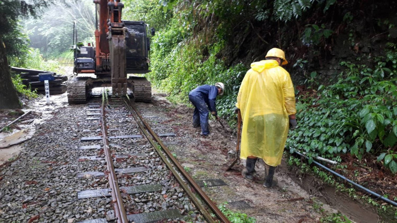 連日豪雨造成阿里山森林鐵路受土石滑落影響，列車無法通行，阿里山林鐵處今（24）日已完成土石清理和列車試運轉工作，明日起恢復行駛嘉義至十字路車站。   圖：阿里山林鐵處／提供