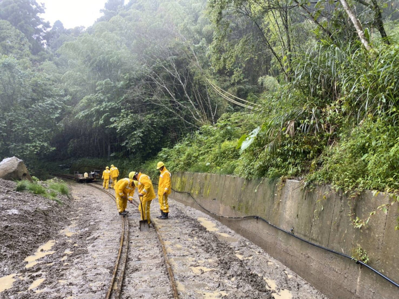 連日豪雨造成阿里山森林鐵路受土石滑落影響，列車無法通行，經過人員三天的搶修，總算完成土石清理和列車試運轉，明(25)日起恢復行駛嘉義至十字路車站。   圖：阿里山林鐵處／提供