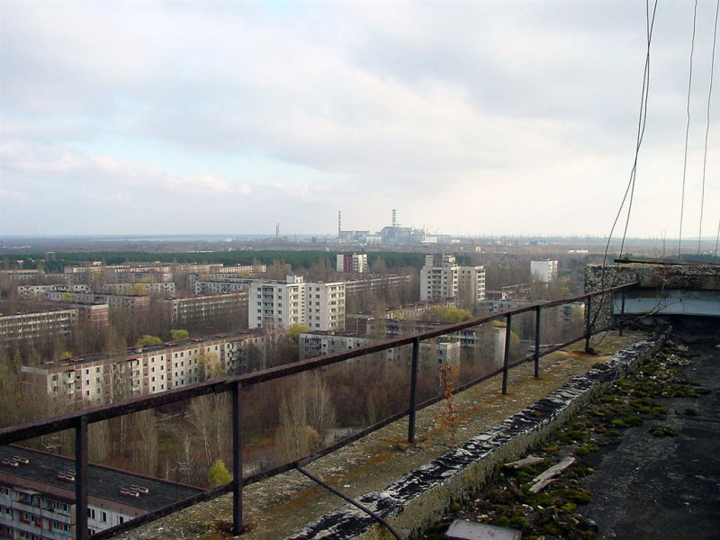 前蘇聯城市普里雅特（Pripyat）因1986年4月26日的車諾比核電廠事故而廢棄，圖後方為車諾比核電廠。   圖：取自維基共享資源