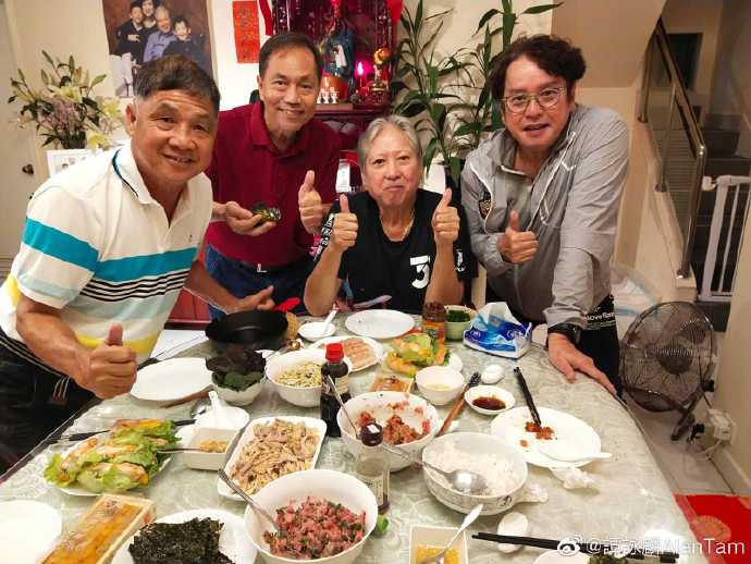 昨(25)日香港歌手譚詠麟(右1)在微博Po出洪金寶到家中聚餐的照片，讚賞洪金寶廚藝極佳。   圖 : 翻攝自譚詠麟微博