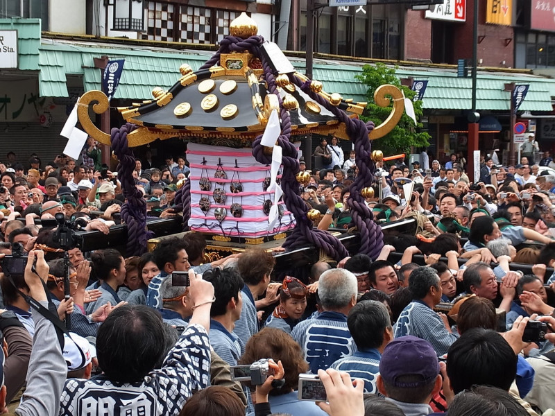 最後一天的重頭戲「本社神轎各町渡御」，民眾搶著親手扛起從淺草神社抬出的三座特大型神轎沾好運，這三座大神轎每座重達一公噸，平均每人要負重約20公斤。   圖：TCVB東京旅遊基金會／提供