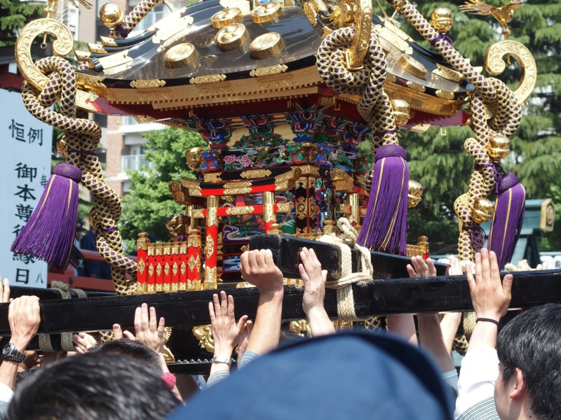 日本人認為透過抬轎可以表彰自己對神明的虔誠與敬重，並獲得神明庇佑。而神轎行進時的搖晃程度越大，代表神明能展現的力量越大。   圖： photo ac的masamasagt／提供