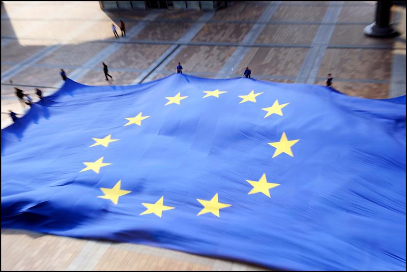 為了讓歐盟的經濟從武漢肺炎的危機中復原，在經歷幾乎五天的討論之後，歐盟領袖們同意花費7,500億歐元的刺激計畫。。圖為歐盟國旗。   圖：取自歐盟臉書