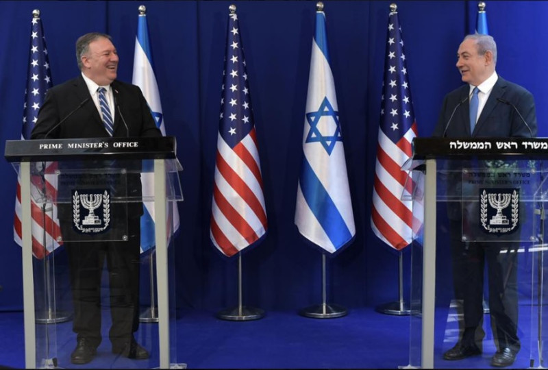 美國國務卿蓬佩奧（左）日前親自前往以色列，會見該國總理納坦雅胡，雙方相談甚歡。   圖：翻攝自納坦雅胡臉書